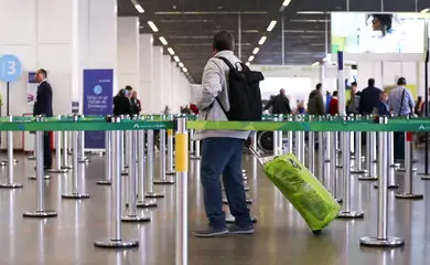 Brasília - Fiscais do Instituto de Defesa do Consumidor (Procon) realizam fiscalização sobre cobrança de bagagens pelas companhias aéreas  (Marcelo Camargo/Agência Brasil)