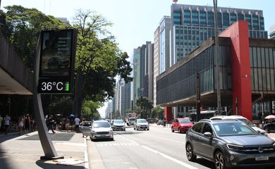 Temperatura chega aos 36 graus na Avenida Paulista no dia 26 de fevereiro.