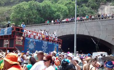 Rio de Janeiro - O carnaval carioca tem centenas de blocos de rua e o Rio tem dezenas de túneis. No entanto, apenas um bloco atravessa um túnel da cidade: é o Dois pra Lá, Dois pra Cá, que desfila de Botafogo a Copacabana (Paulo Virgilio