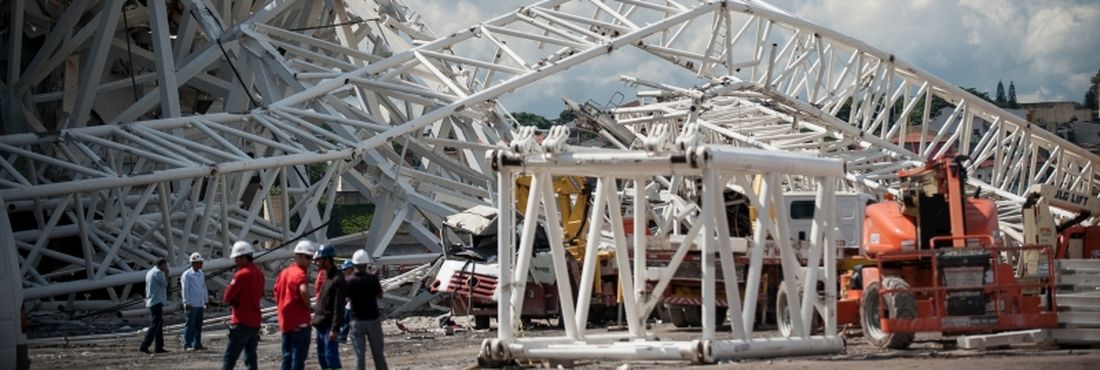 São Paulo – A queda de um guindaste nas obras do estádio do Corinthians, o Itaquerão, que será palco da abertura da Copa do Mundo de 2014, causou a morte de duas pessoas e deixou um ferido