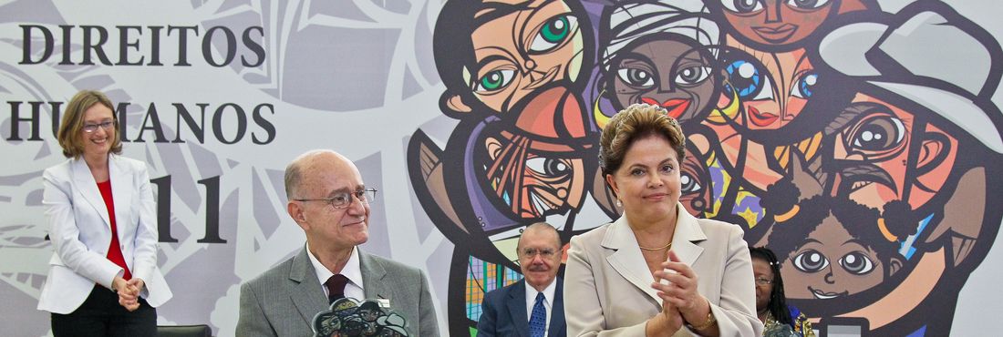 Presidenta Dilma Rousseff entrega o Prêmio Direitos Humanos 2011 na categoria Garantia dos Direitos da Criança e do Adolescente, a Wanderlino Nogueira Neto. (Brasília - DF, 09/12/2011)