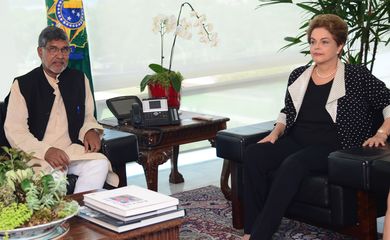 Brasília – A presidenta Dilma Rousseff recebe o Prêmio Nobel da Paz em 2014, o indiano Kailash Satyarthi ( Wilson Dias/Agência Brasil)