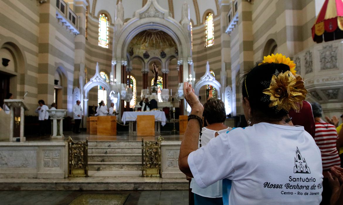 Tradicional benção dos Capuchinhos, concedida na primeira sexta-feira de cada ano, atrai fiéis ao Santuário Basílica de São Sebastião, na Tijuca, zona norte da cidade