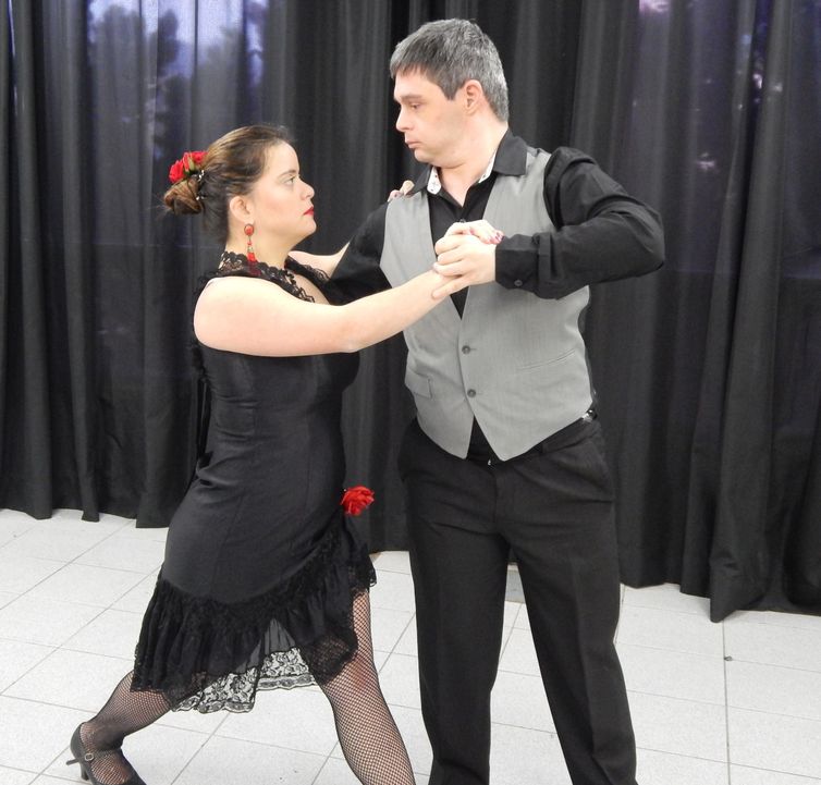 Os dançarinos de Tango Mariana Mattos e Lucas Ronconi falam sobre dança. Os dois têm síndrome de Down e dançam juntos há 10 anos