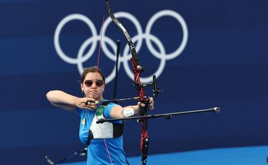 Paris 2024 Olympics - Archery - Women's Individual 1/8 Elimination Round - Invalides, Paris, France - August 03, 2024. Ana Luiza Sliachticas Caetano of Brazil n action. Reuters/Tingshu Wang/Proibida reprodução