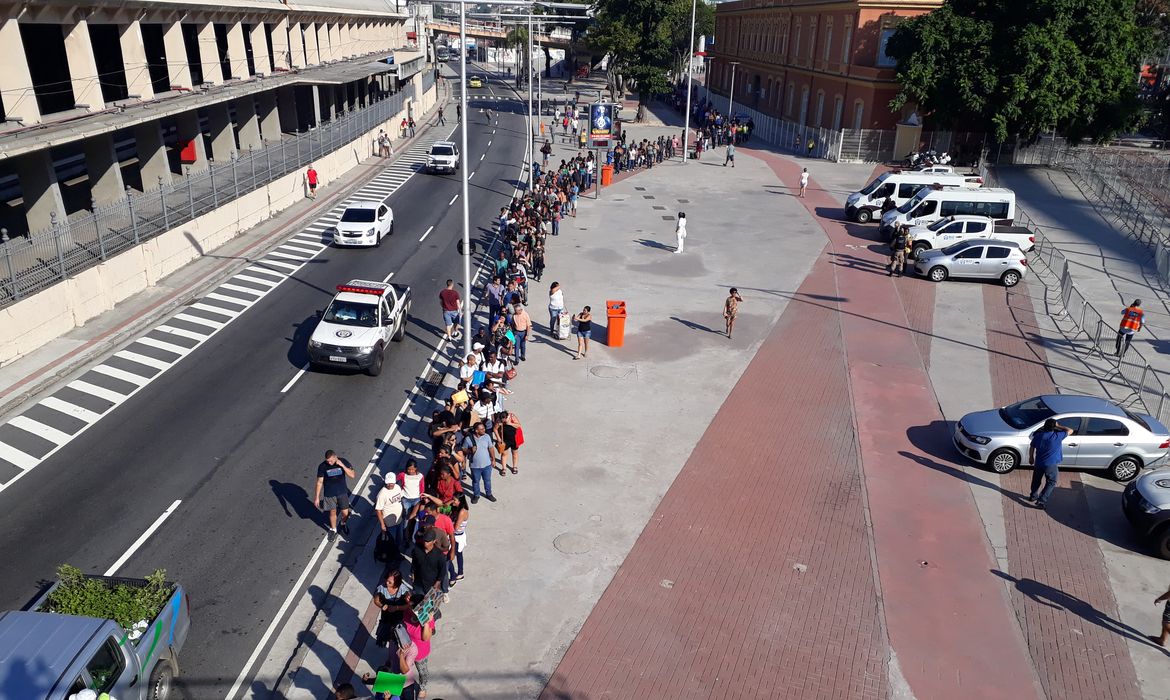 Milhares de pessoas tentam se candidatar para 5 mil vagas de emprego no Rio de Janeiro em evento no Engenhão.