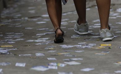 Calçadas sujas perto de seções eleitorais da Tijuca, zona norte da cidade, durante a votação de 1º turno.