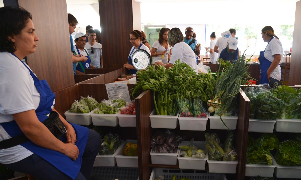 Brasília - Sebrae promove a campanha: Compre do Pequeno Negócio, durante o Mercado do Produtor Rural (José Cruz/Agência Brasil)