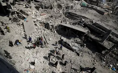 Israel volta a atacar hospitais em Gaza após breve cessar-fogo