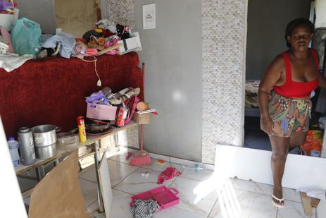 Belford Roxo (RJ) 16/01/2024 – Danielle Almeida Ferreira teve sua casa alagada nas chuvas em Belford Roxo, na Baixada Fluminense, com a enchente do rio Botas. Foto: Fernando Frazão/Agência Brasil