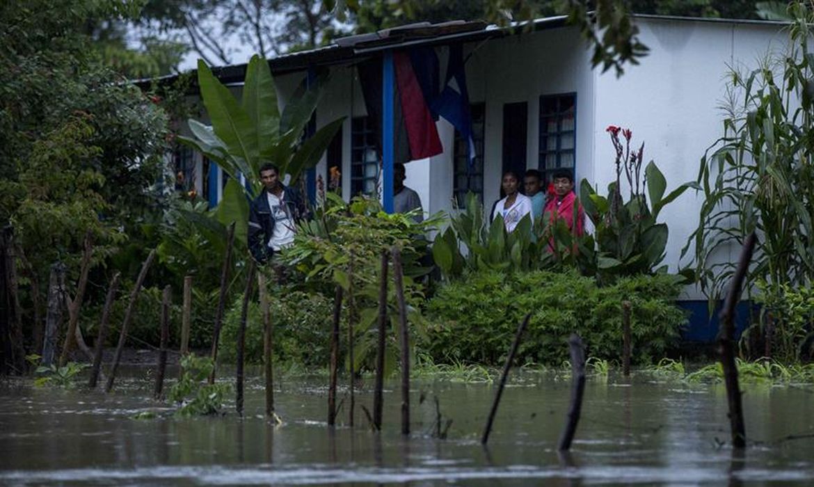 Cheia de rio após a passagem da tempestade Nate deixa família isolada em sua casa na comunidade de Iguanal, em Rivas (Nicarágua)