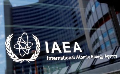 FOTO DE ARCHIVO: El logotipo del Organismo Internacional de Energía Atómica (OIEA) en su sede en Viena