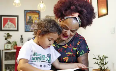 Brasília (DF), 28/11/2024 - Mães adotivas. Leonor Costa com sua filha adotiva Safyra. Foto: Bruno Peres/Agência Brasil