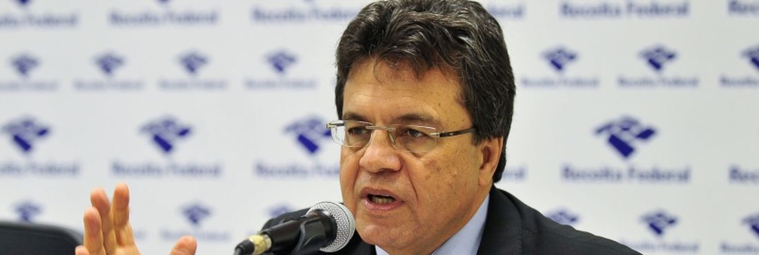 Brasília - O secretário da Receita Federal, Carlos Alberto Barreto, anuncia o resultado da arrecadação de tributos federais e contribuições previdenciárias em março