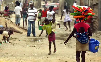 Luanda, Angola - Movimentação de crianças e moradores em bairro pobre de Luanda, onde é evidente a vulneranilidade infantil - Foto: Juca Varella/Agência Brasil