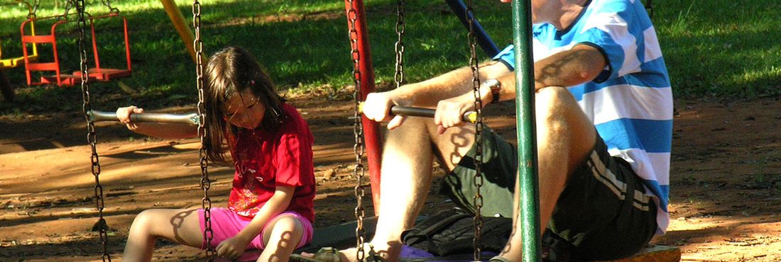 Pai e filha no parque