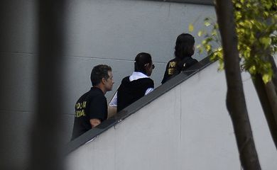 Rio de Janeiro - A ex-primeira dama Adriana Ancelmo, alvo de condução coercitiva, chega à sede da Polícia Federal (Tânia Rêgo/Agência Brasil)