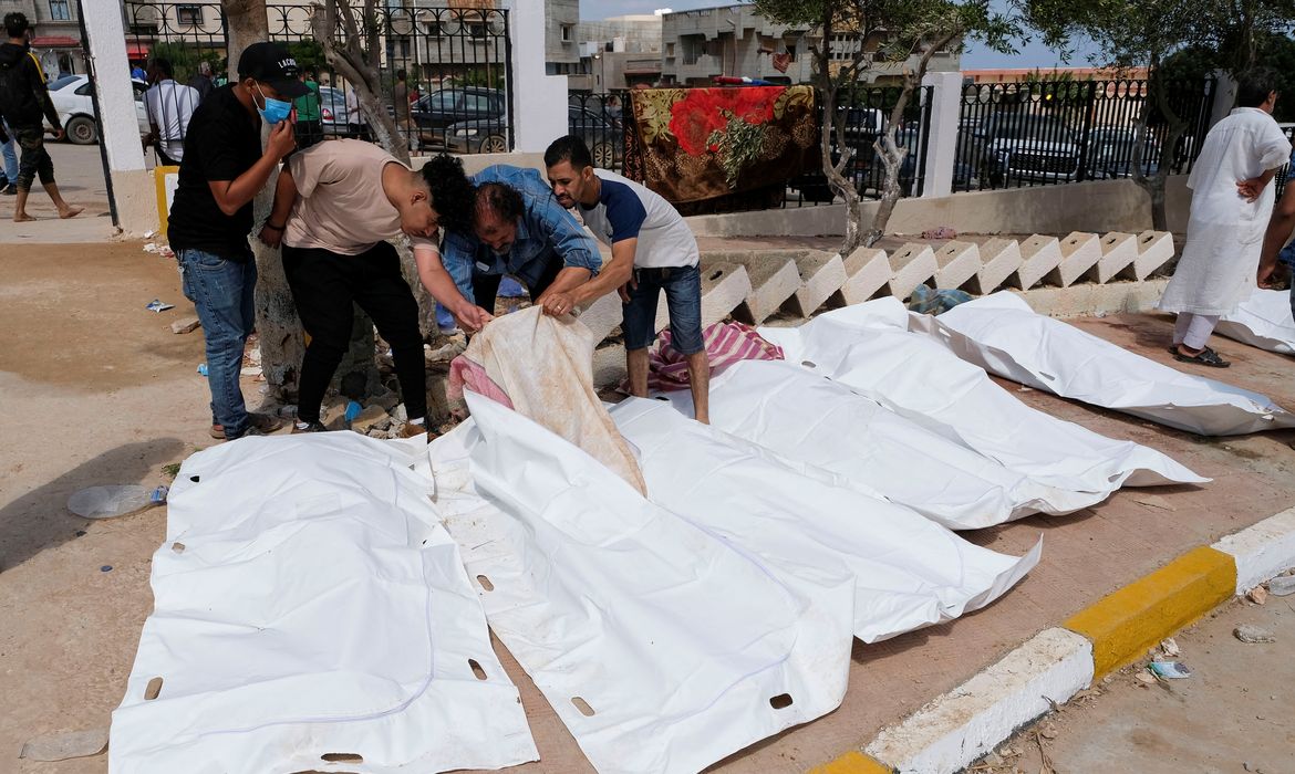 Pessoas tentam identificar corpos do lado de fora de hospital em Derna, na Líbia 12/09/2023 REUTERS/Esam Omran Al-Fetori