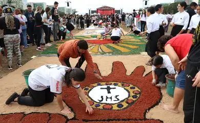 Brasília - 19/06/2025 - Arquidiocese de Brasília celebra o dia de Corpus Christi.  Montagem do tapete no gramado central da Esplanada dos Ministérios. Foto Antônio Cruz/ Agência Brasil.
