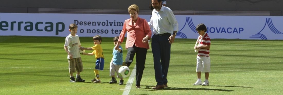 Brasília – A presidenta da República, Dilma Rousseff e o governador do Distrito Federal, Agnelo Queiroz, participam da cerimônia de inauguração do Estádio Nacional de Brasília Mané Garrincha
