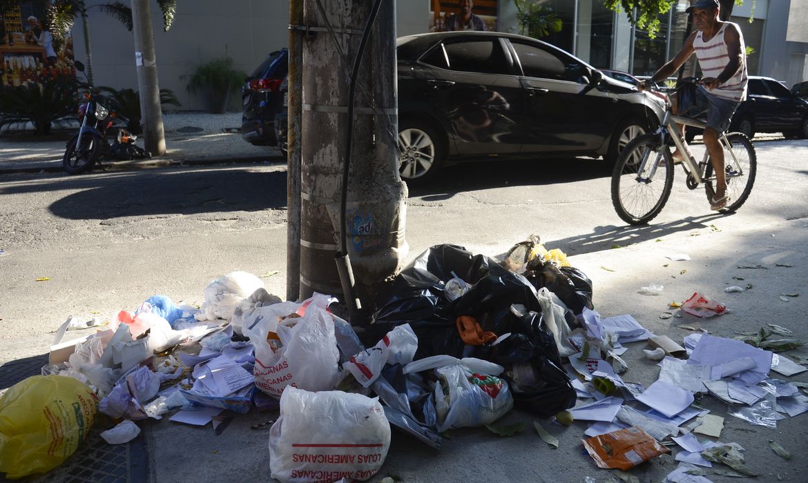 Fernando Frazão/Agência Brasil Problemas no recolhimento de lixo e limpeza urbana no primeiro dia de greve dos garis da Comlurb, na Rua Jorge Rudge, em Vila Isabel.