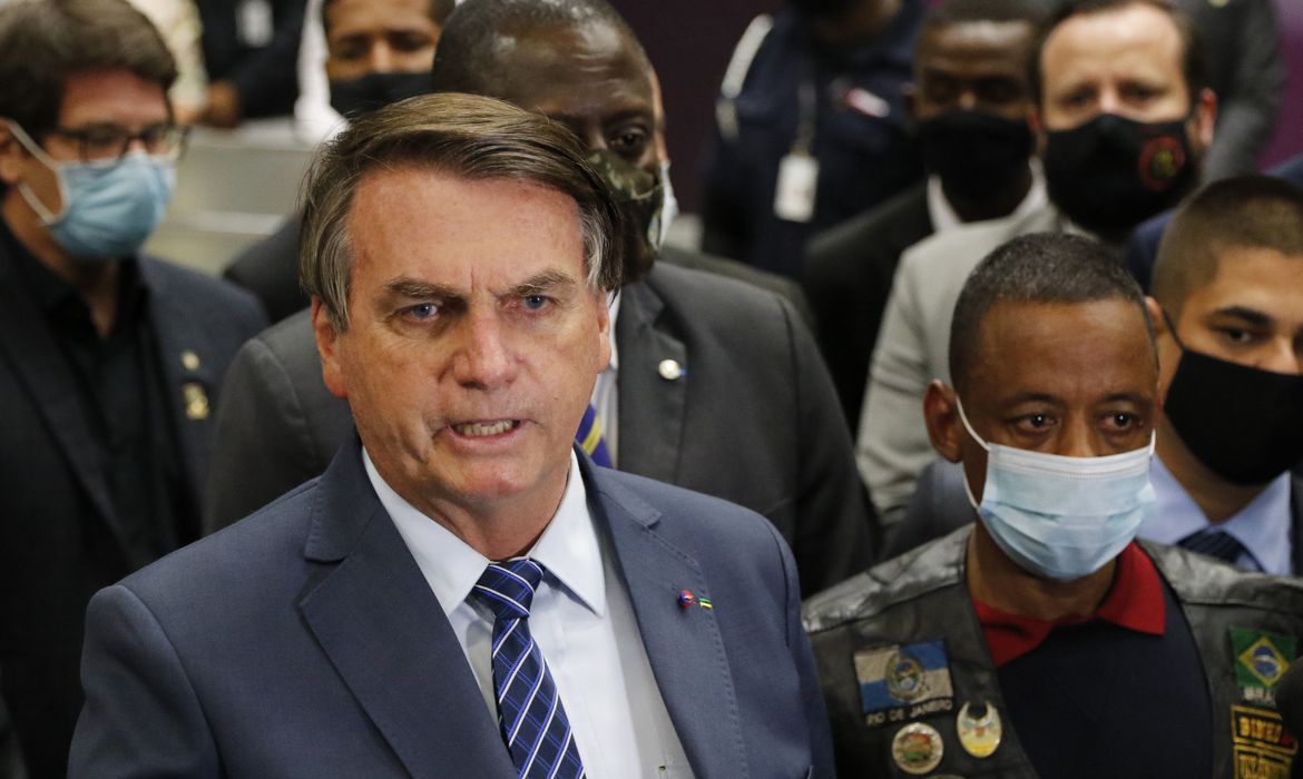 O presidente Jair Bolsonaro foi ao aeroporto internacional do Galeão,para receber o motorista Robson Nascimento de Oliveira, que ficou  preso na Rússia, após ingressar no país com um medicamento proibido.