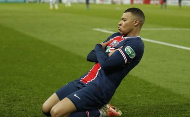 Kylian Mbappe, do PSG, comemora gol contra o Lille na Copa da França