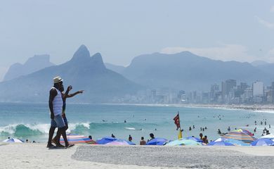  Cariocas e turistas lotam praias no primeiro fim de semana do verão