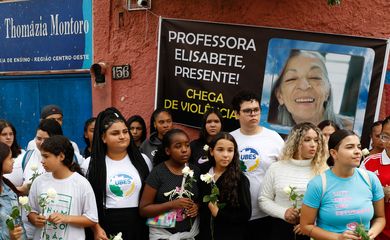 São Paulo (SP), 28/03/2023 - Alunos da escola estadual Thomazia Montoro e secundaristas do movimento estudantil prestam homenagens às vítimas do ataque, na porta da escola, em Vila Sônia. Foto: Fernando Frazão/Agência Brasil