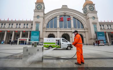 
Um trabalhador desinfeta a praça em frente à Estação Ferroviária Hankou, fechada após o fechamento da cidade de Wuhan após o surto de um novo coronavírus, em Wuhan, província de Hubei, China, 23 de janeiro de 2020. Diário da China via REUTERS 