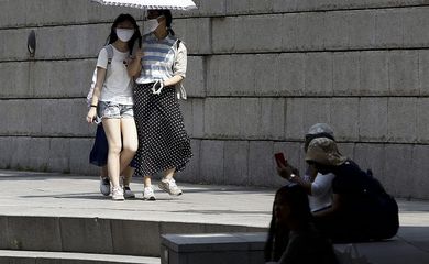 Sul-coreanos usam máscaras de proteção por causa de Síndrome Respiratória do Médio Oriente (EPA/Jeon Heon-Kyun/Agência Lusa)