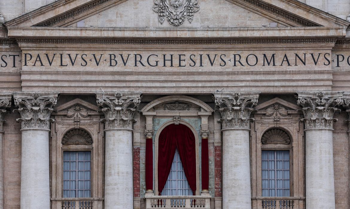 A view shows the central balcony (Loggia delle Benedizioni) of St. Peter's Basilica, as a conclave to elect the next pope takes place at the Vatican, as seen from Rome, Italy, May 7, 2025. REUTERS/Amanda Perobelli REFILE - CORRECTING INFORMATION FROM 