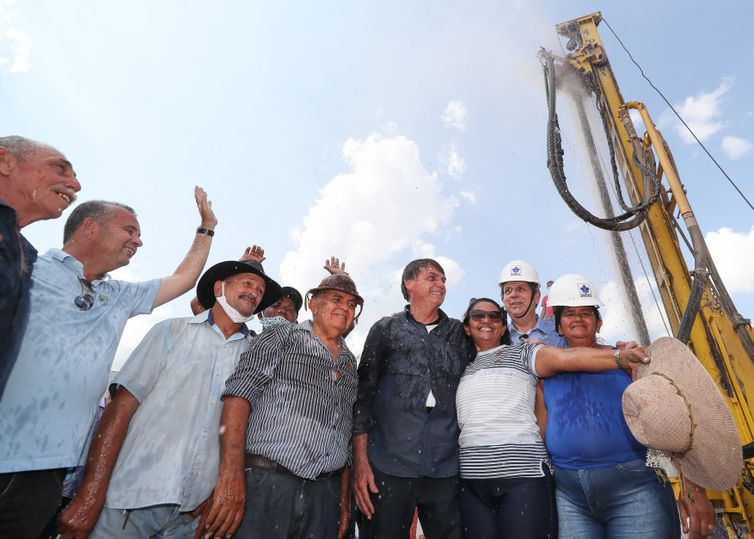 O presidente da Repblica, Jair Bolsonaro, acompanhado de moradores da Comunidade de Anglica, que fica a 17 km do municpio de Ipanguau, durante a cerimnia de Entregas do Governo Federal ao Rio Grande do Norte