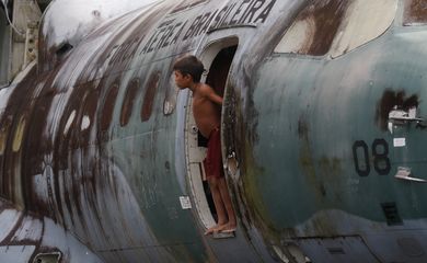 Surucucu (RR), 09/02/2023 - Crianças indígenas yanomami brincam em sucata de aeronave da Força Aérea Brasileira no aeroporto de Surucucu. Foto: Fernando Frazão/Agência Brasil