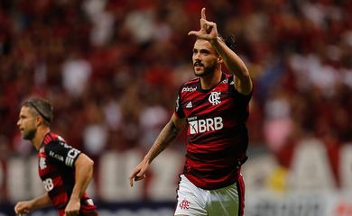 Gustavo Henrique abre o placar na vitória por 2 a 0 do Flamengo conra o Coritiba pelo Brasileiro 2022, em 16/07/2022