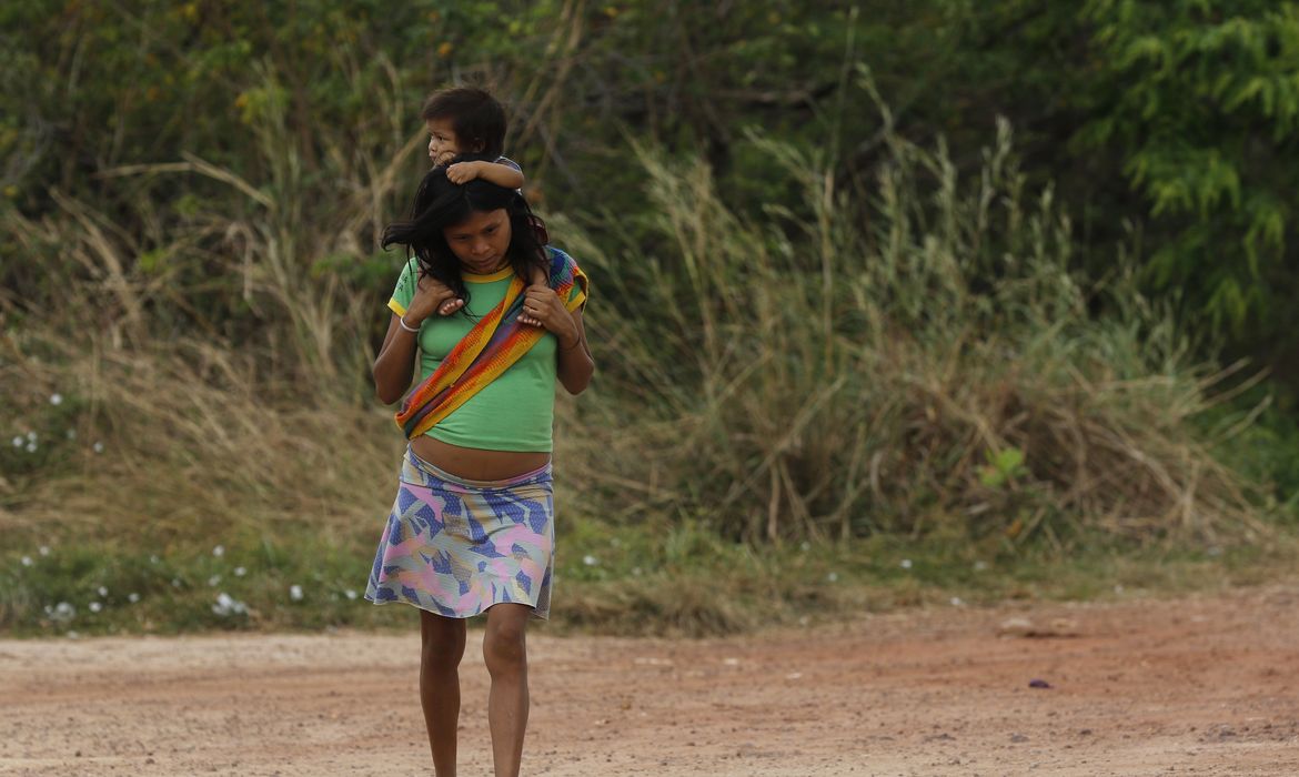 Yanomamis convivem nos arredores da Casa de Saúde do Índio, onde está instalado Hospital de Campanha da FAB, que presta atendimento aos indígenas trazidos em situação de emergência para Boa Vista.