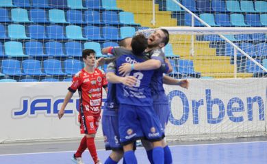 Tubarão estende jejum do Joaçaba e vence duelo acirrado pela LNF