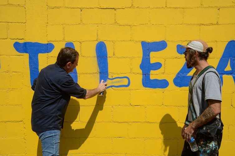Rio de Janeiro (RJ), 21/09/2023 – O prefeito do Rio de Janeiro, Eduardo Paes e o artista, Lucas Cassarotti grafitam muro como parte do projeto Cores da Brasil, que será o maior corredor de arte urbana da América Latina, na Avenida Brasil, zona