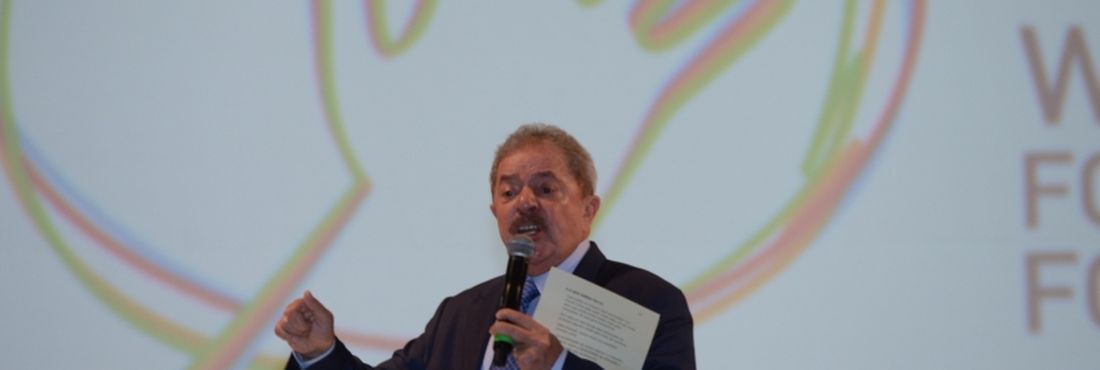 Brasília - O ex-presidente Luiz Inácio Lula da Silva participa do Fórum Mundial de Direitos Humanos