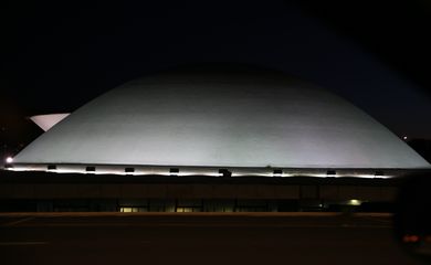 A cúpula menor, voltada para baixo, abriga o Plenário do Senado Federal.