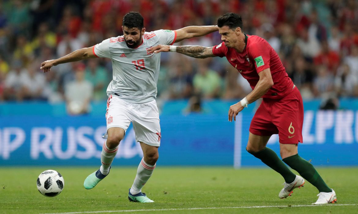 Copa 2018: Portugal e Espanha - Diego Costa da Espanha marca seu primeiro gol.