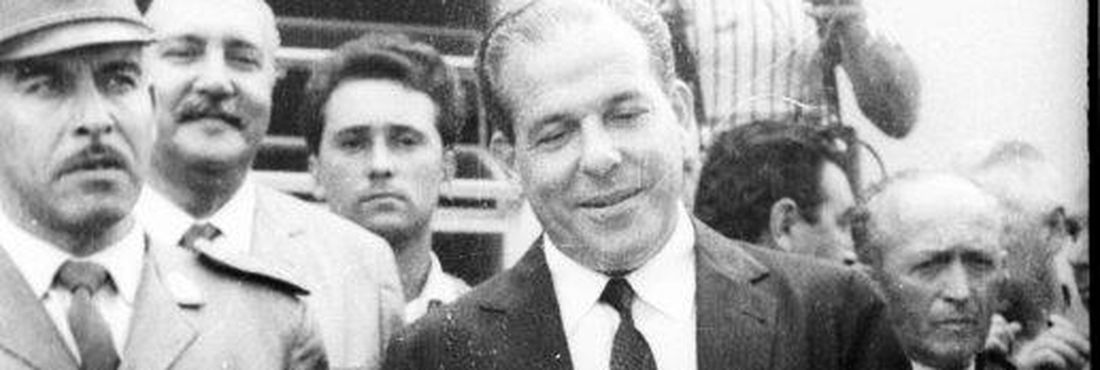 No dia 04 de abril de 1964, João Goulart chega ao exílio no Uruguai após o Golpe e encontra sua esposa Maria Thereza e seus dois filhos. Na foto, Jango e Jean Vicente, então com 7 anos