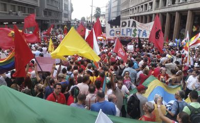 Porto Alegre - Manifestantes vão às ruas em ato contra o impeachment  (Daniel Isaia/Agência Brasil) 