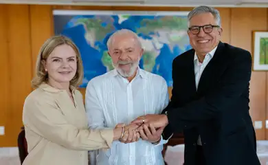 Brasília (DF), 28/02/2025 - Presidente da República, Luiz Inácio Lula da Silva, durante encontro com o ministro das Relações Institucionais, Alexandre Padilha, e Gleisi Hoffmann, no Palácio do Planalto. Foto: Ricardo Stuckert/PR