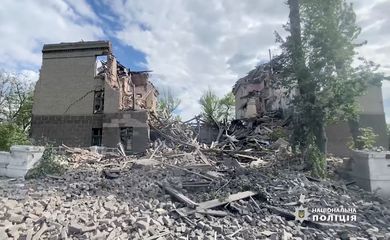 Prédio destruído por explosão em Bakhmut, em Donetsk, na Ucrânia