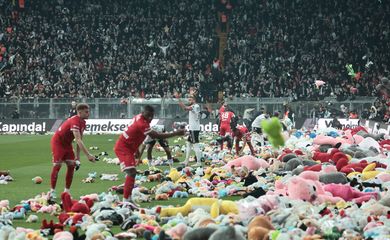 Torcedores jogam brinquedos de pelúcia em jogo do Besiktas, em Istambul, Turquia