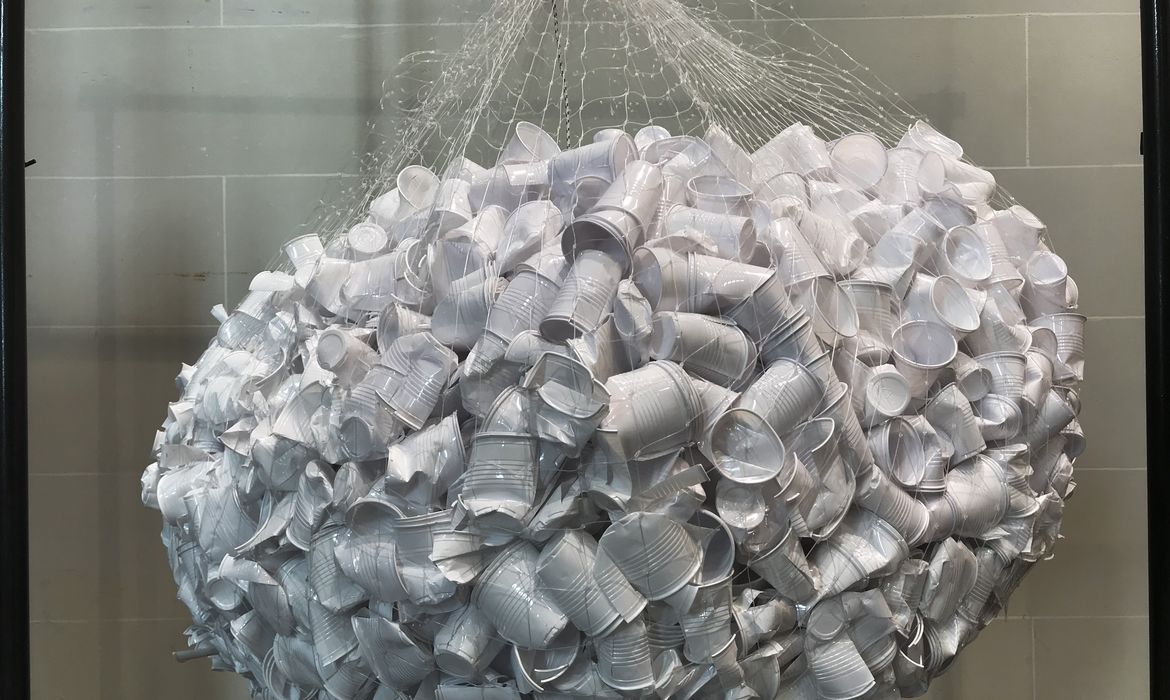 Out To Sea? El proyecto de la basura de plástico, do Museum für Gestaltung Zürich. A exposição, utiliza toneladas de lixo e plástico retirado dos oceanos,visa sensibilizar as pessoas para a preservação ambiental.
