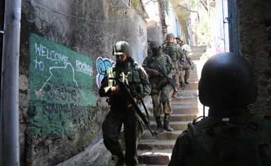 Rio de Janeiro- Operações das Forças Armadas prosseguiram durante o sábado, segundo dia de ocupação da Rocinha, no Rio de Janeiro(Vladimir Platonow/Agencia Barsil)
