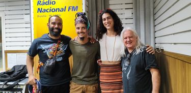 Flor Furacão e banda no estúdio da Rádio Nacional