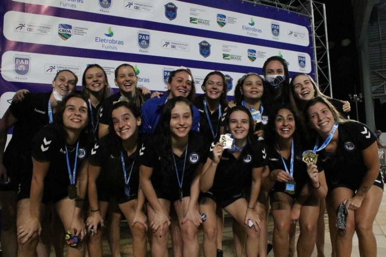 Caio Souza/On Board Sports/Direitos reservados Time feminino do Pinheiros, campeão, Brasil Open 2020